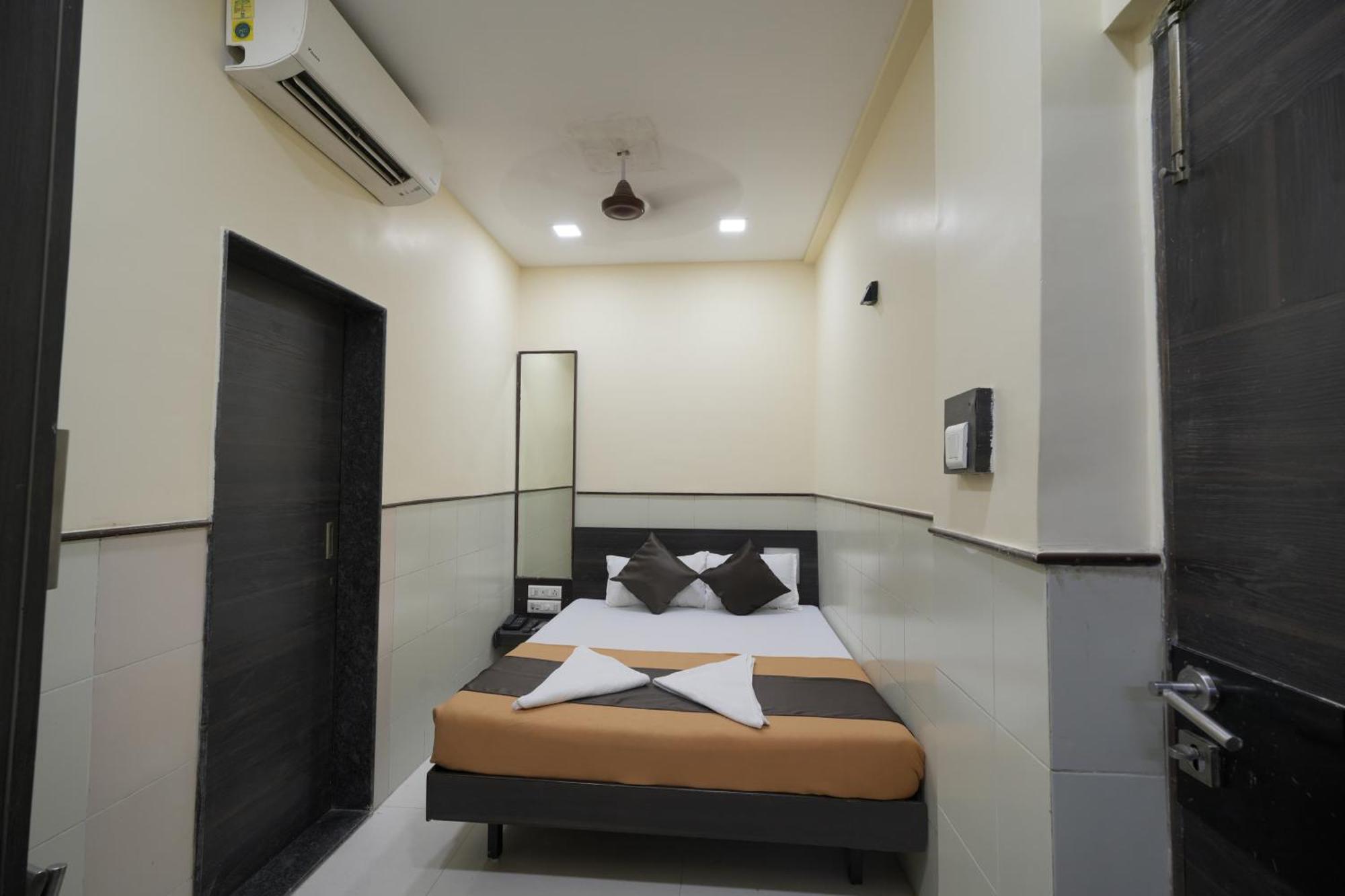 Hotel Triton - Near Us Embassy - Hotel In Sion Bombay Eksteriør billede